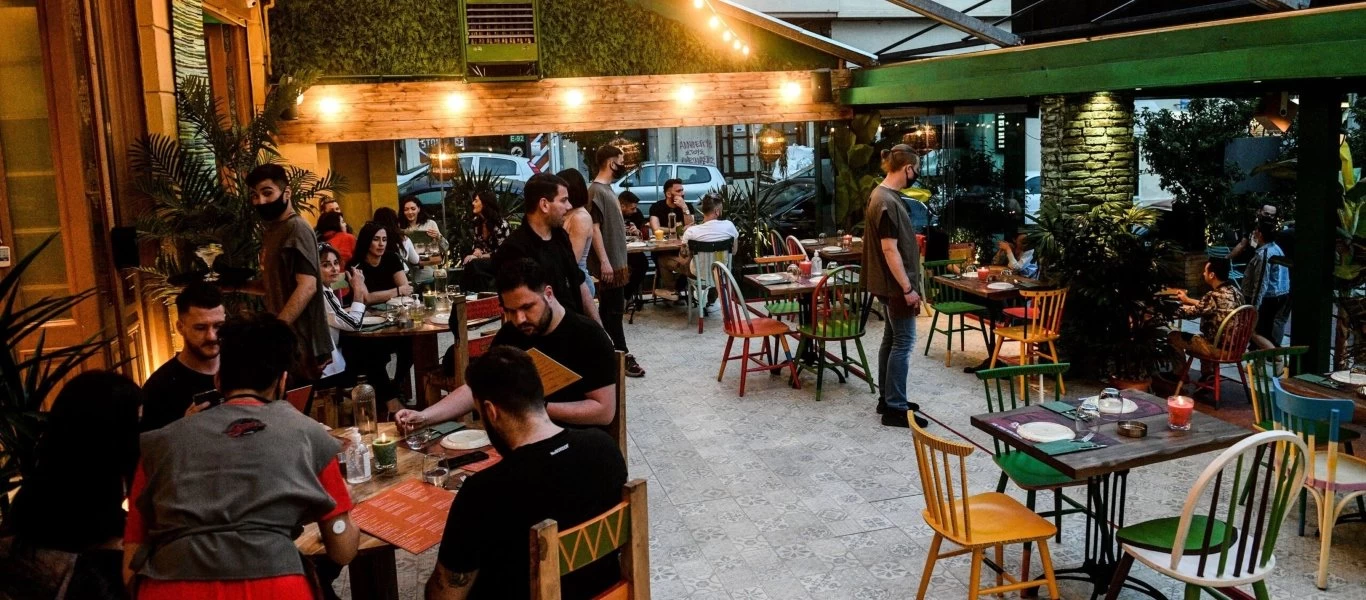 Μόνο στα... χαρτιά τα Covid Free μαγαζιά - Οι εμβολιασμένοι μεταδίδουν κανονικά τον ιό